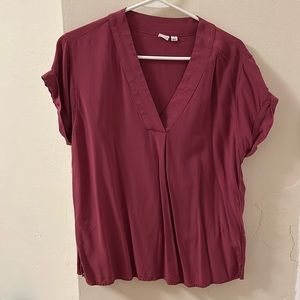 GAP - Women’s short sleeve V-neck top size S